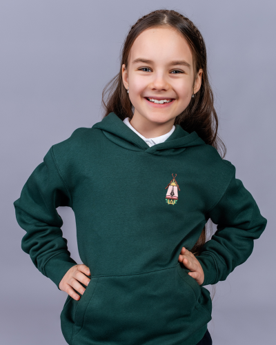 Džemperis su gobtuvu su užrašu