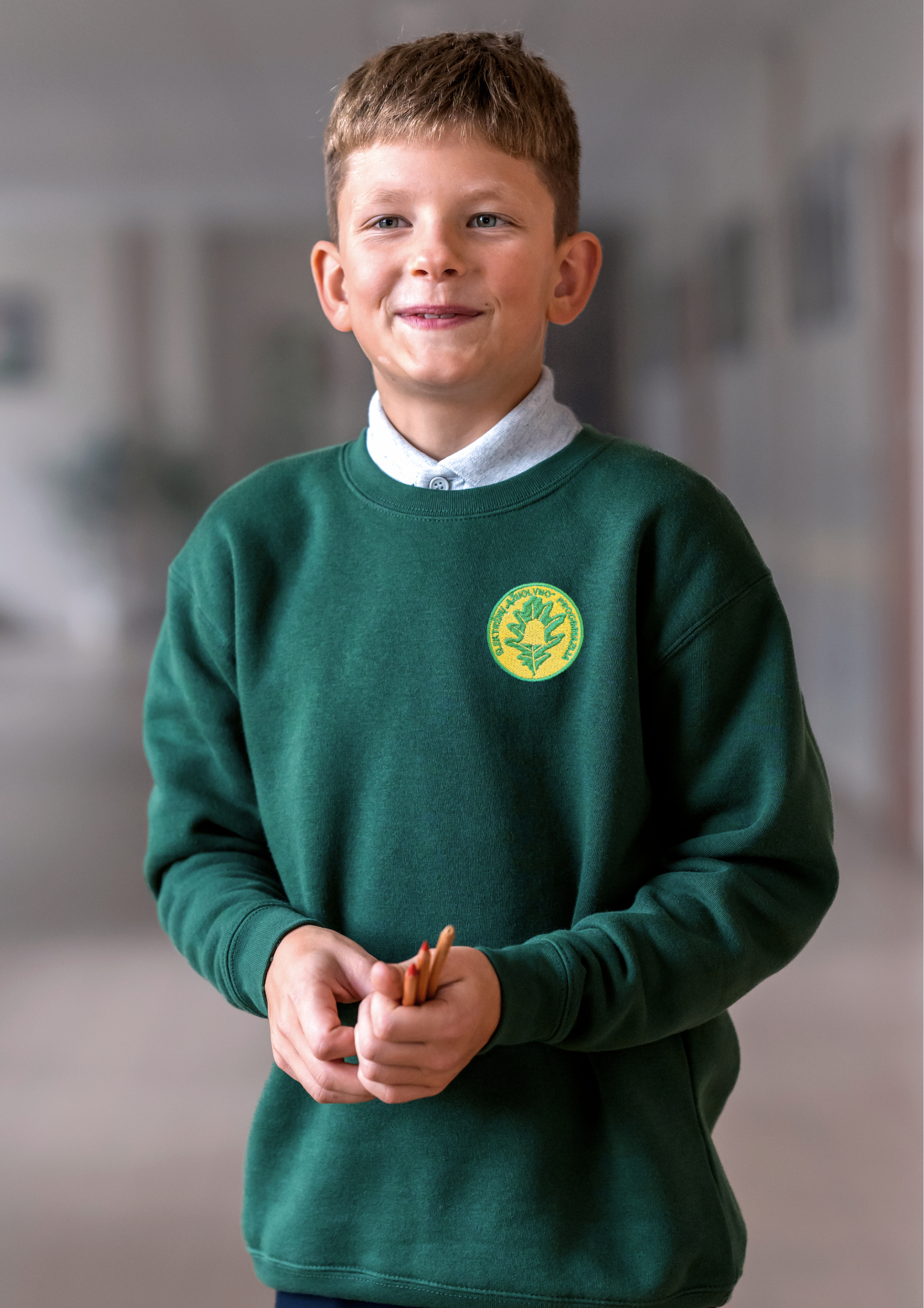 Džemperis be gobtuvo su užrašu