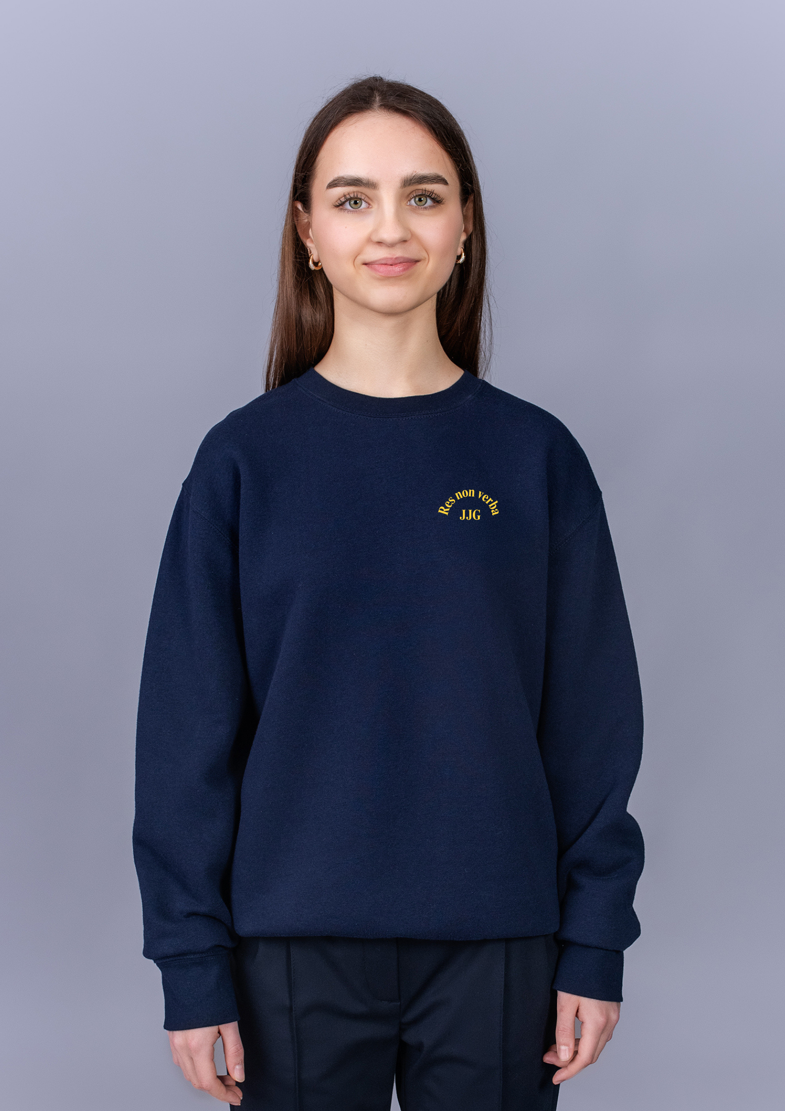 Džemperis be gobtuvo su užrašu