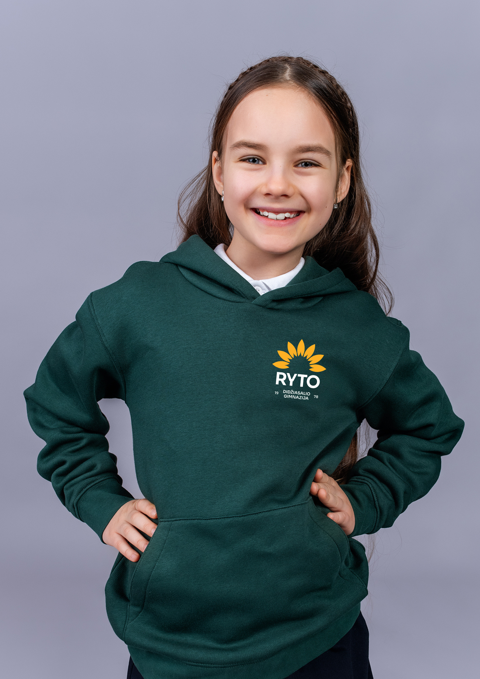 Džemperis su gobtuvu su užrašu