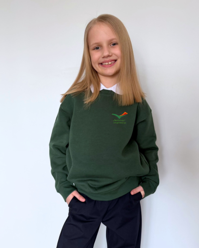 Džemperis be gobtuvo su užrašu